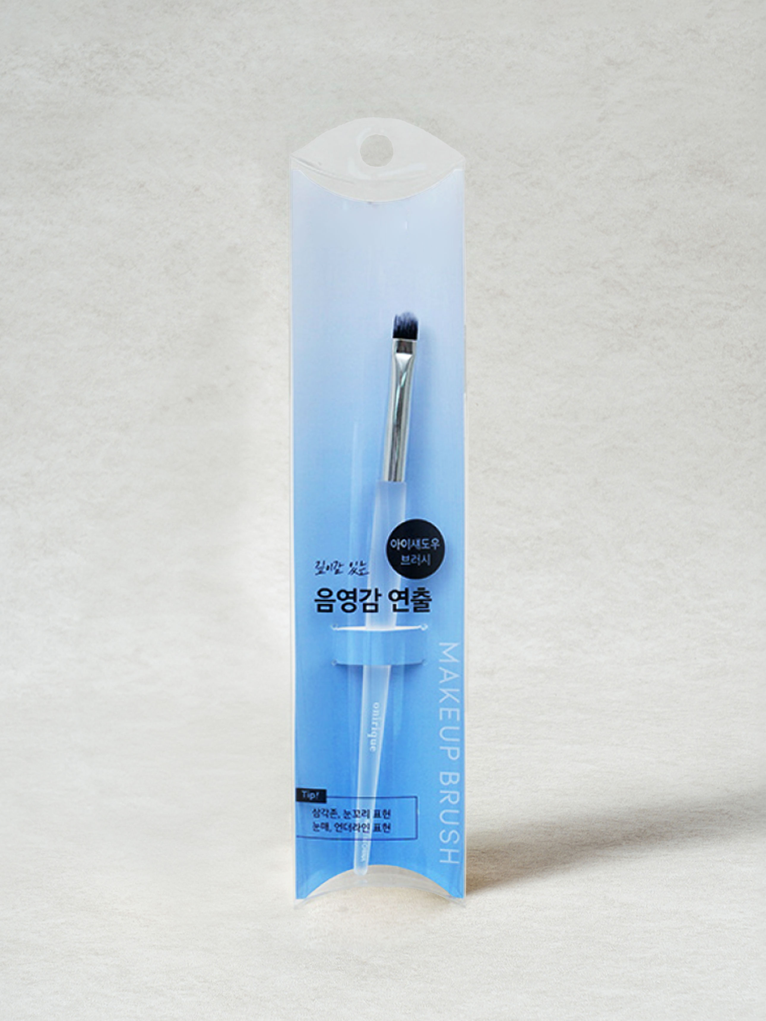 DAISO clear triangle eye shadow brush