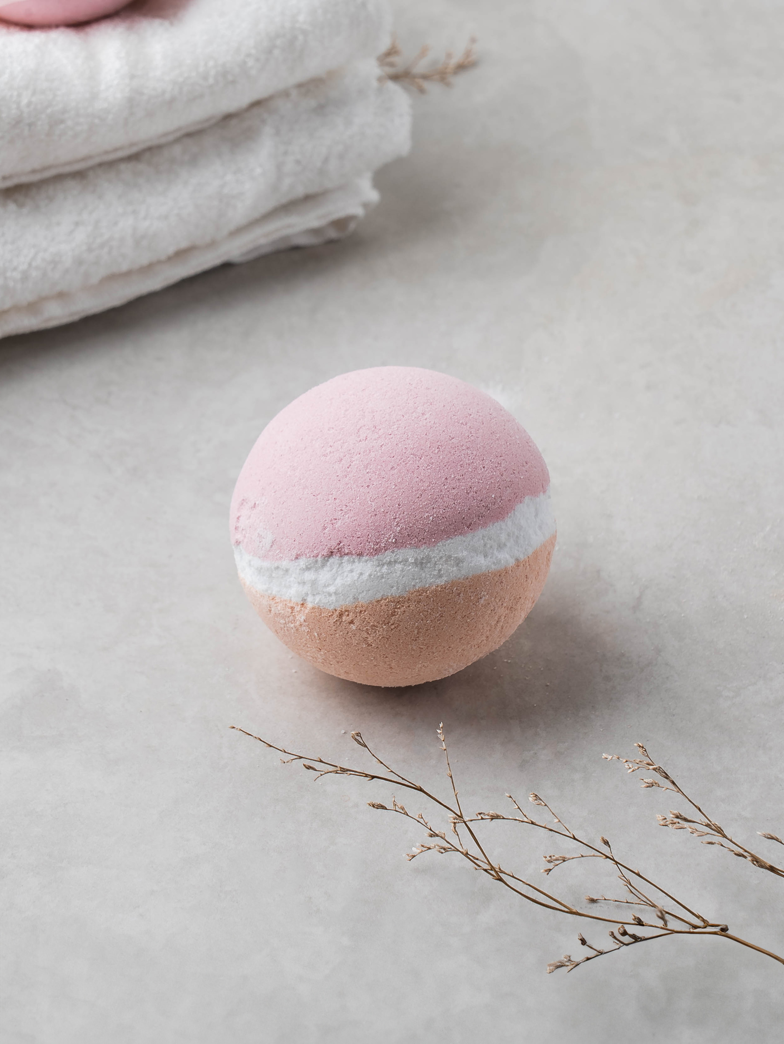 DAISO Carbonated Bubble Bath Bomb (Cherry Blossom Flavor) 150g