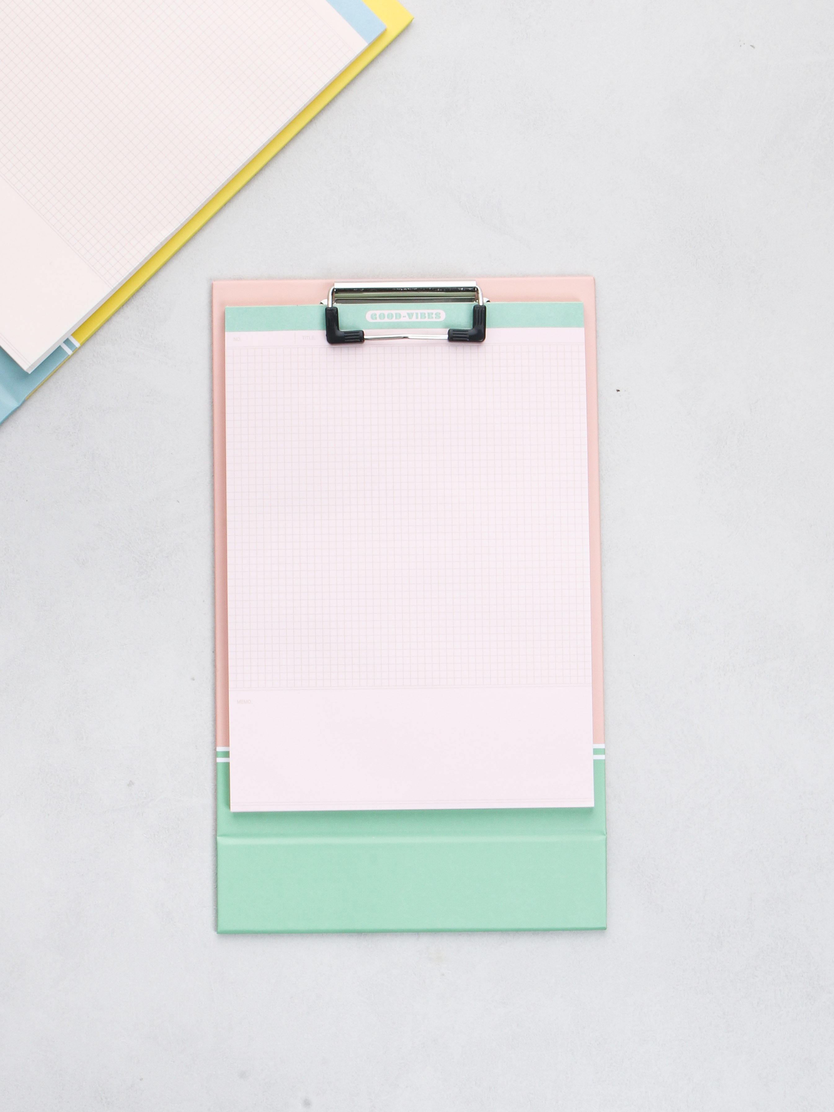 DAISO Stand-alone clipboard memo (A5/50 sheets)