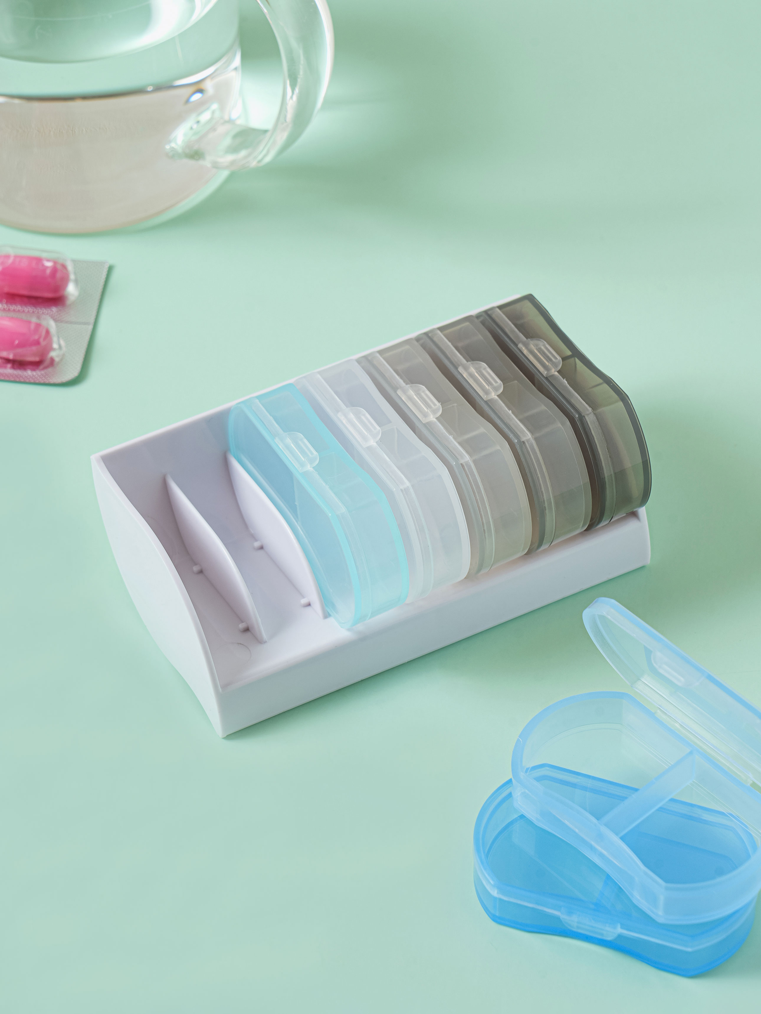 DAISO 2-compartment box, 7 pill bottles