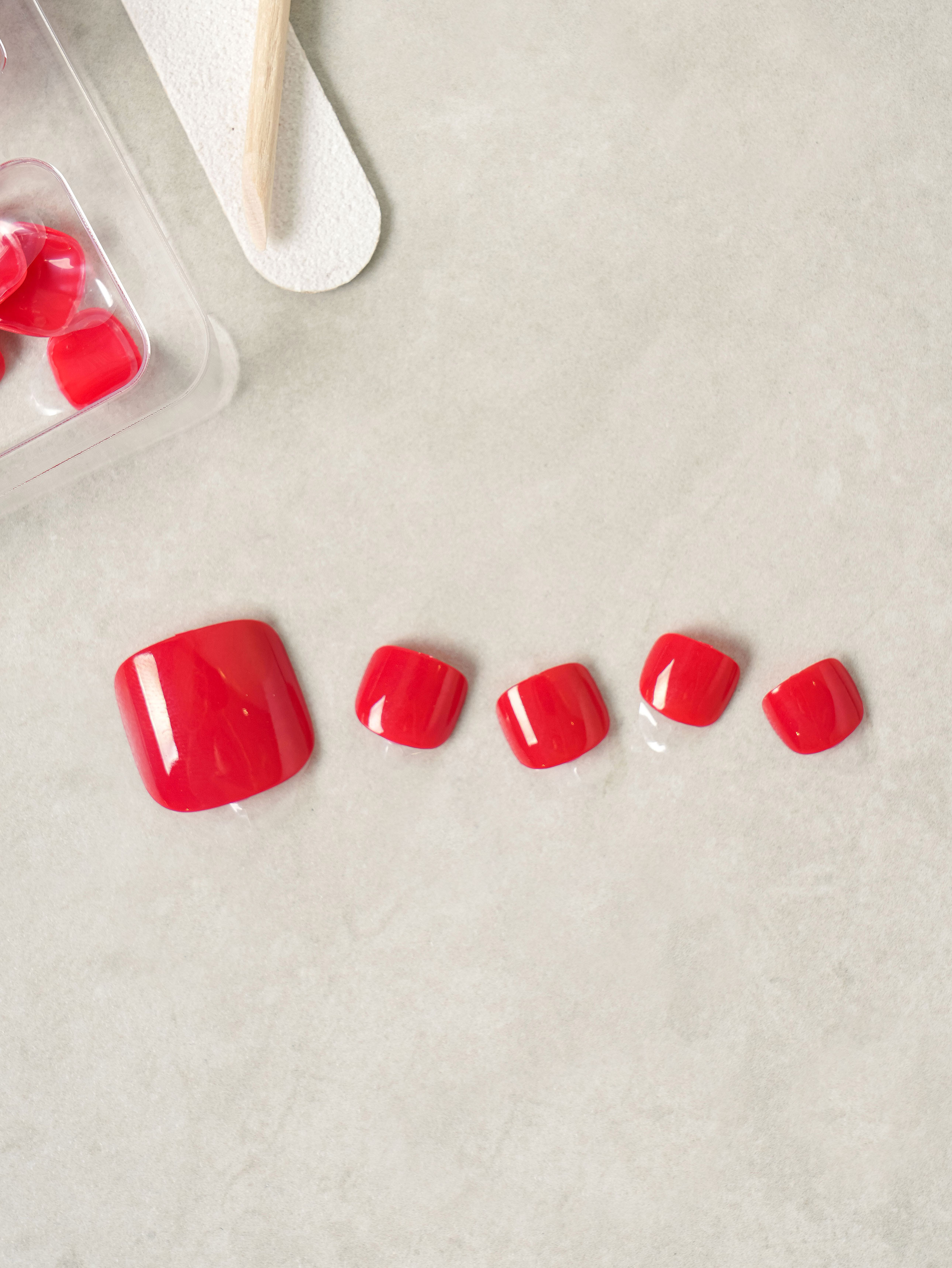 DAISO Solid Pedi Tips 14 Pieces (Red)