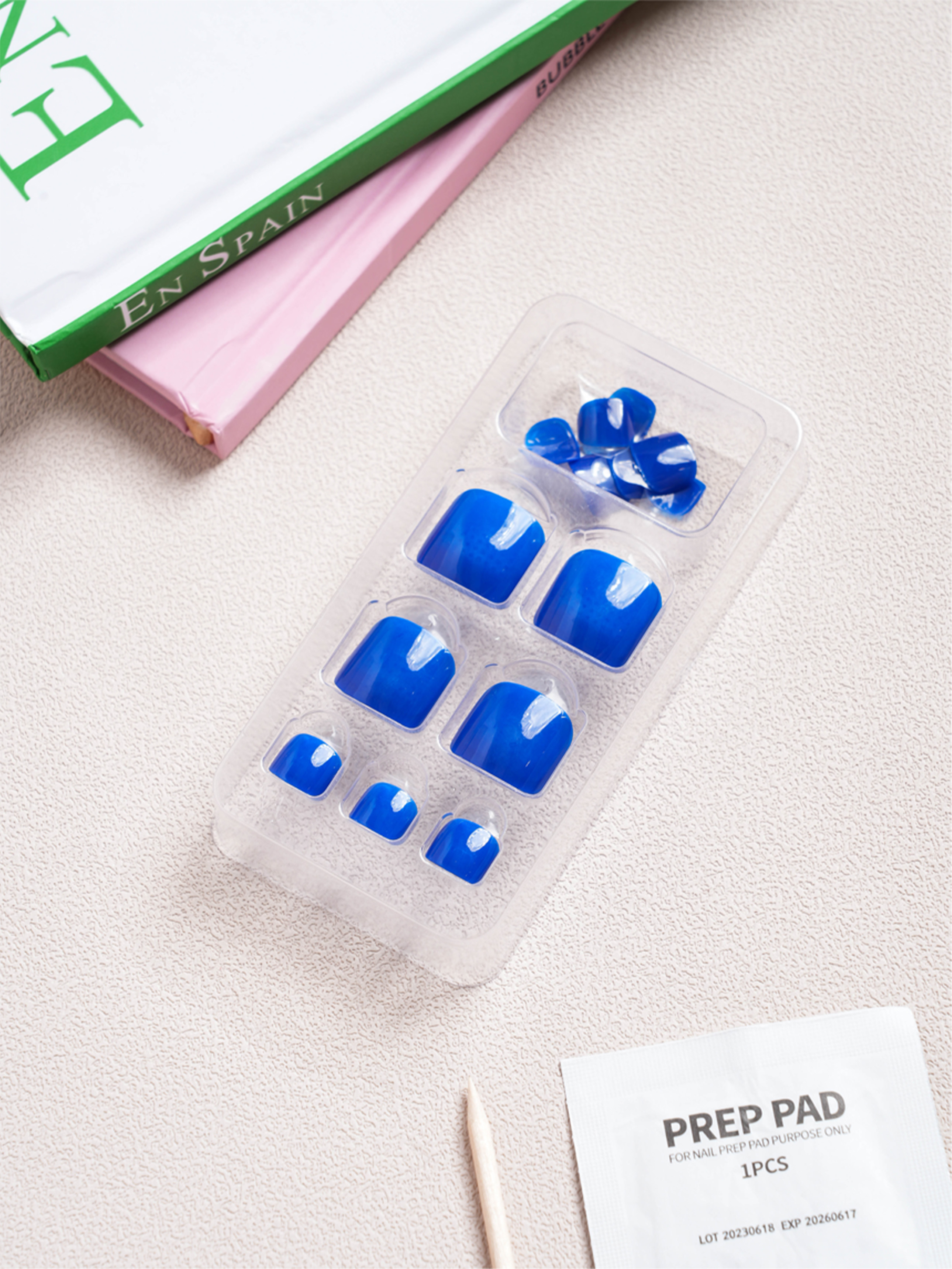 DAISO Solid Pedi Tips 14 Pieces (Coral Blue)