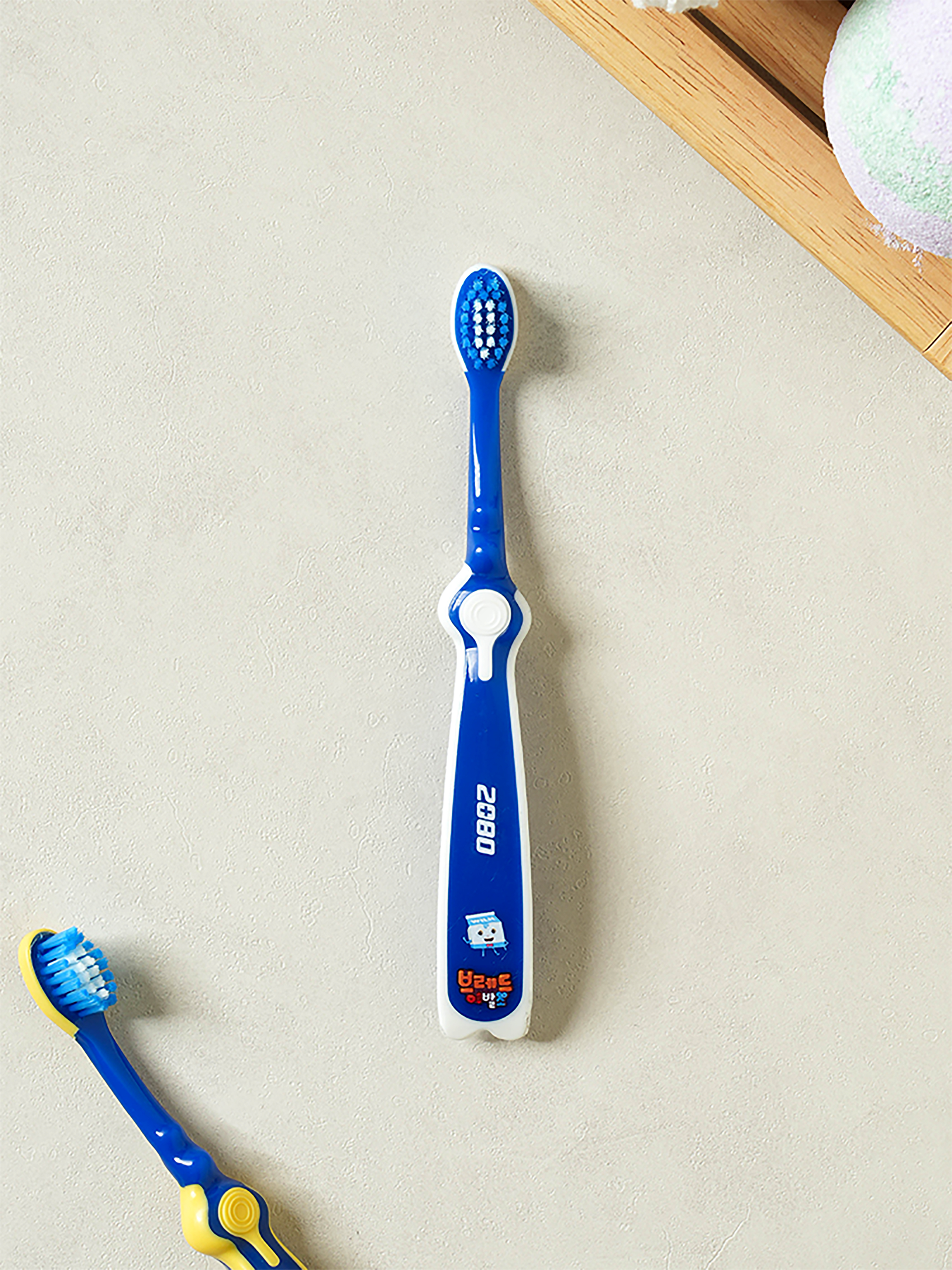 DAISO 2080 Kids 3 Step Bread Barbershop Toothbrush