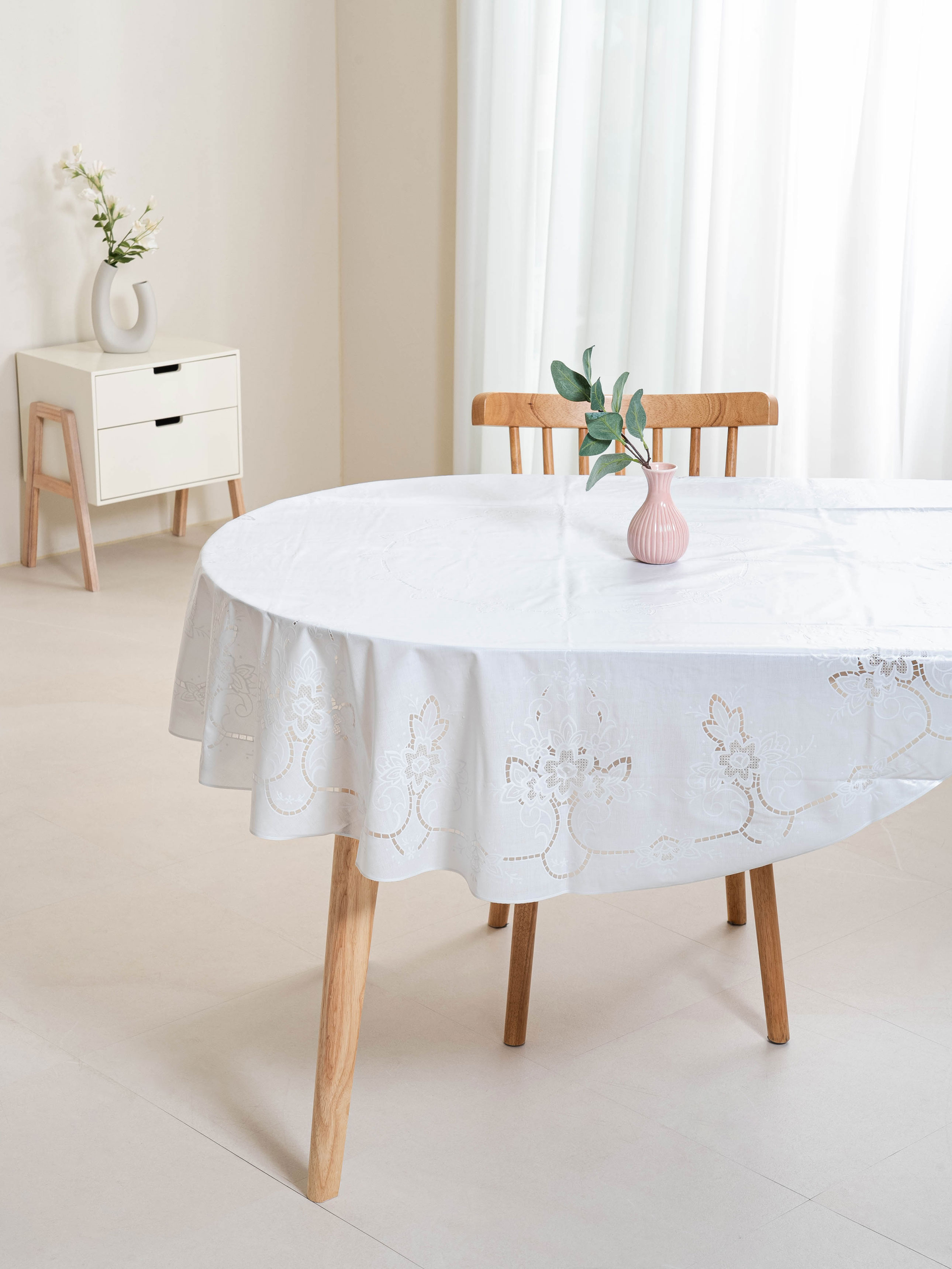 DAISO Flower pattern round tablecloth (135cm)