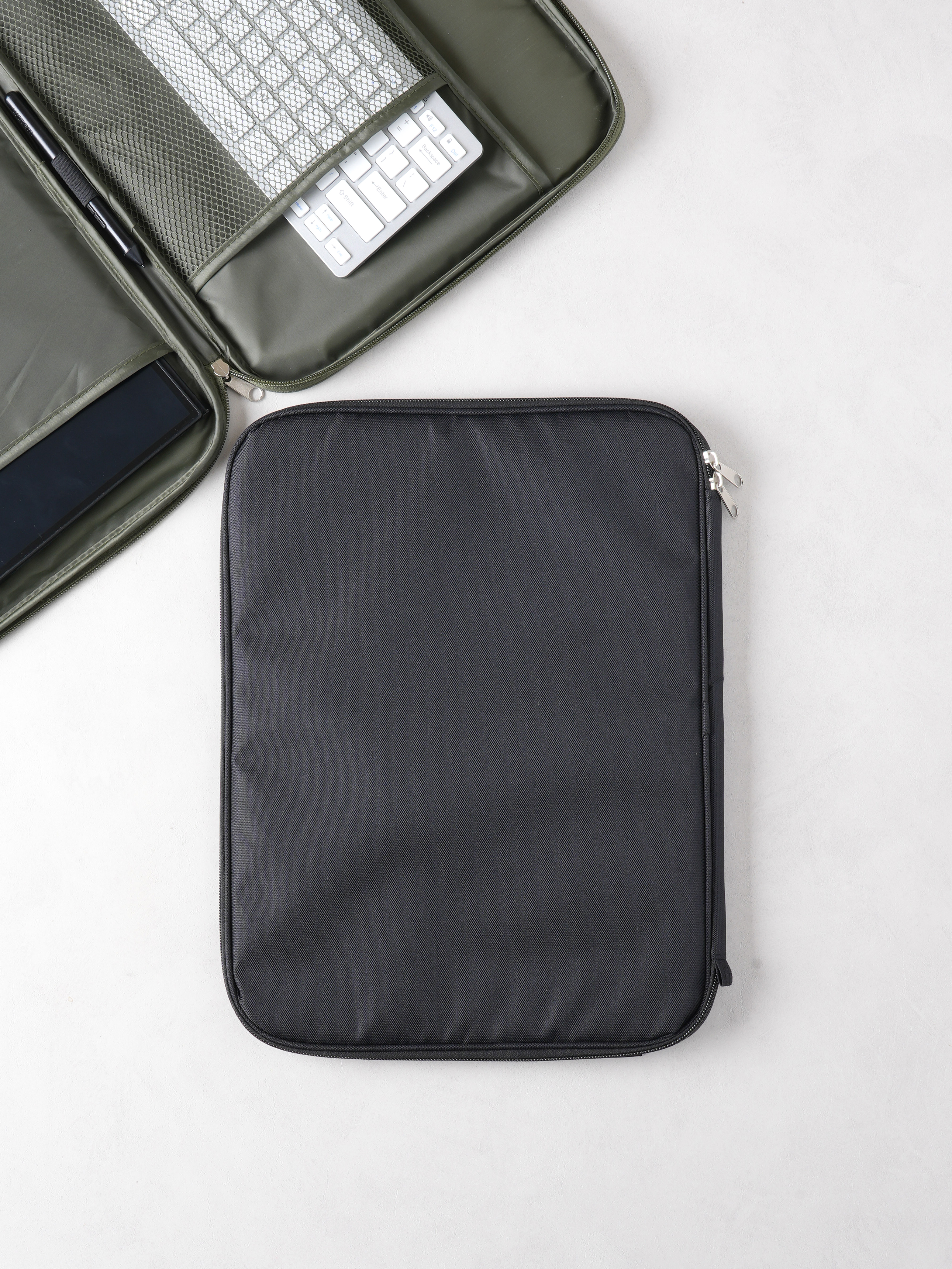 DAISO Portable Pouch for Tech Device Tablet (15 Inch)