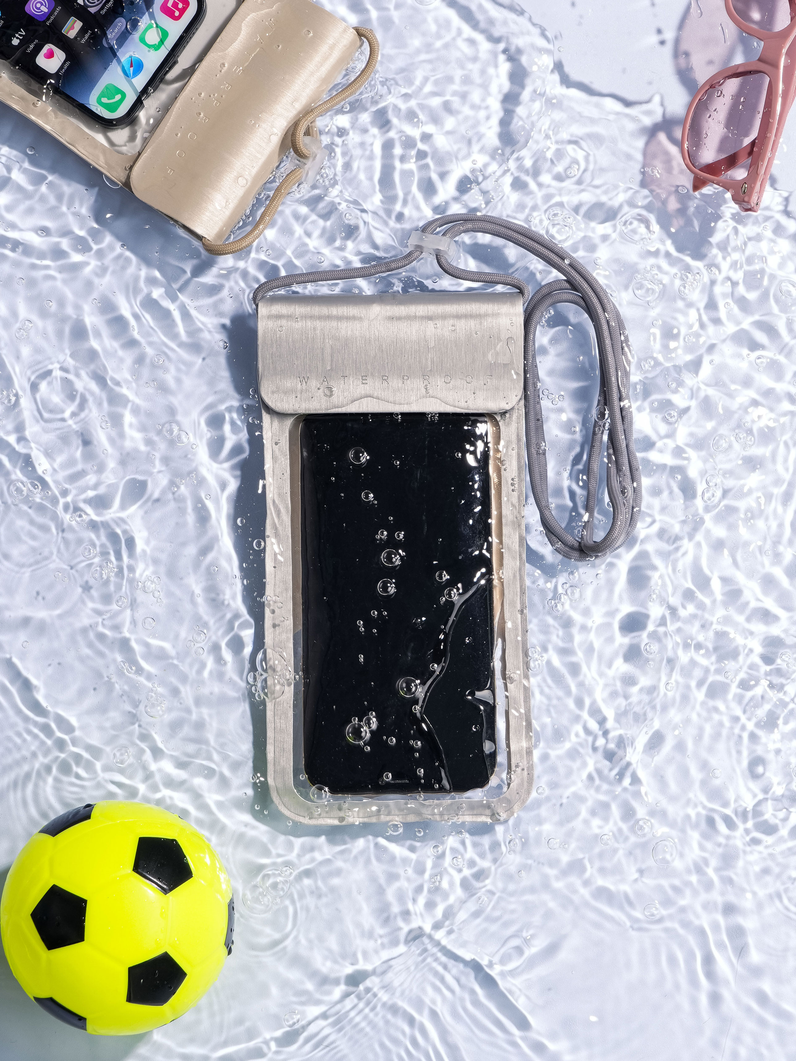 DAISO Metallic Smartphone Waterproof Pack