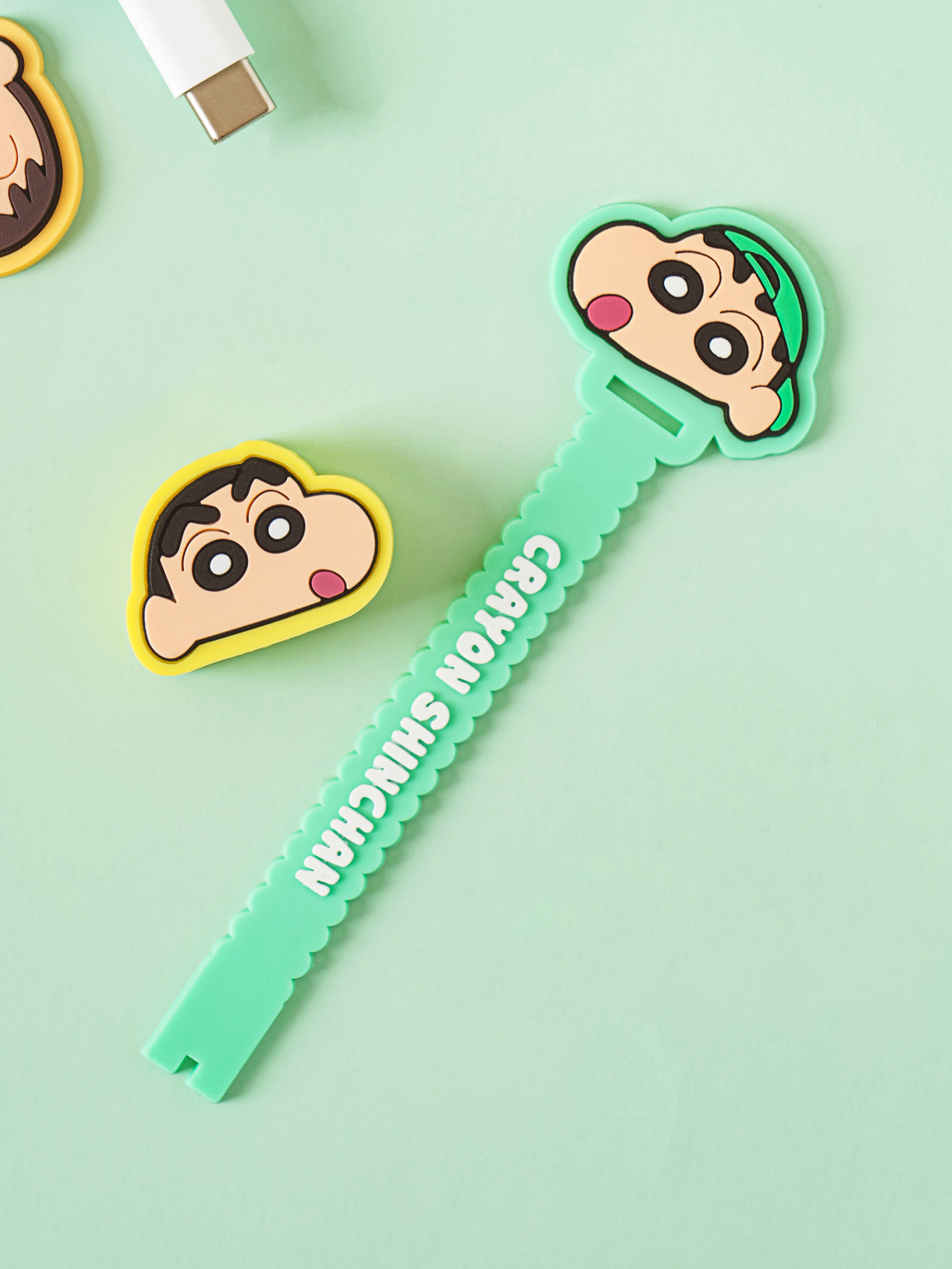 DAISO Crayon Shin-chan cable management set