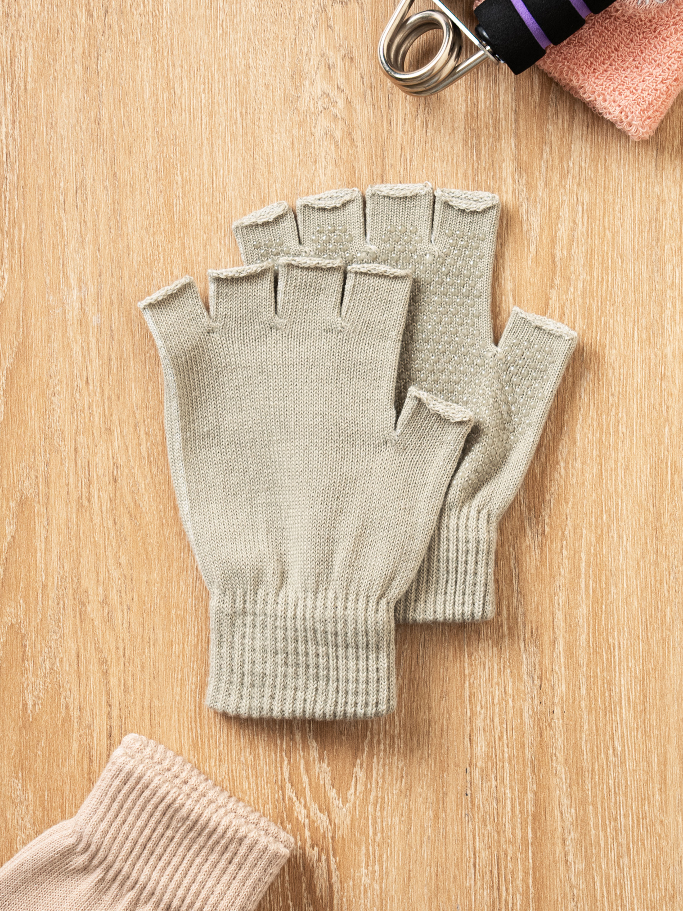 DAISO Non-slip yoga gloves