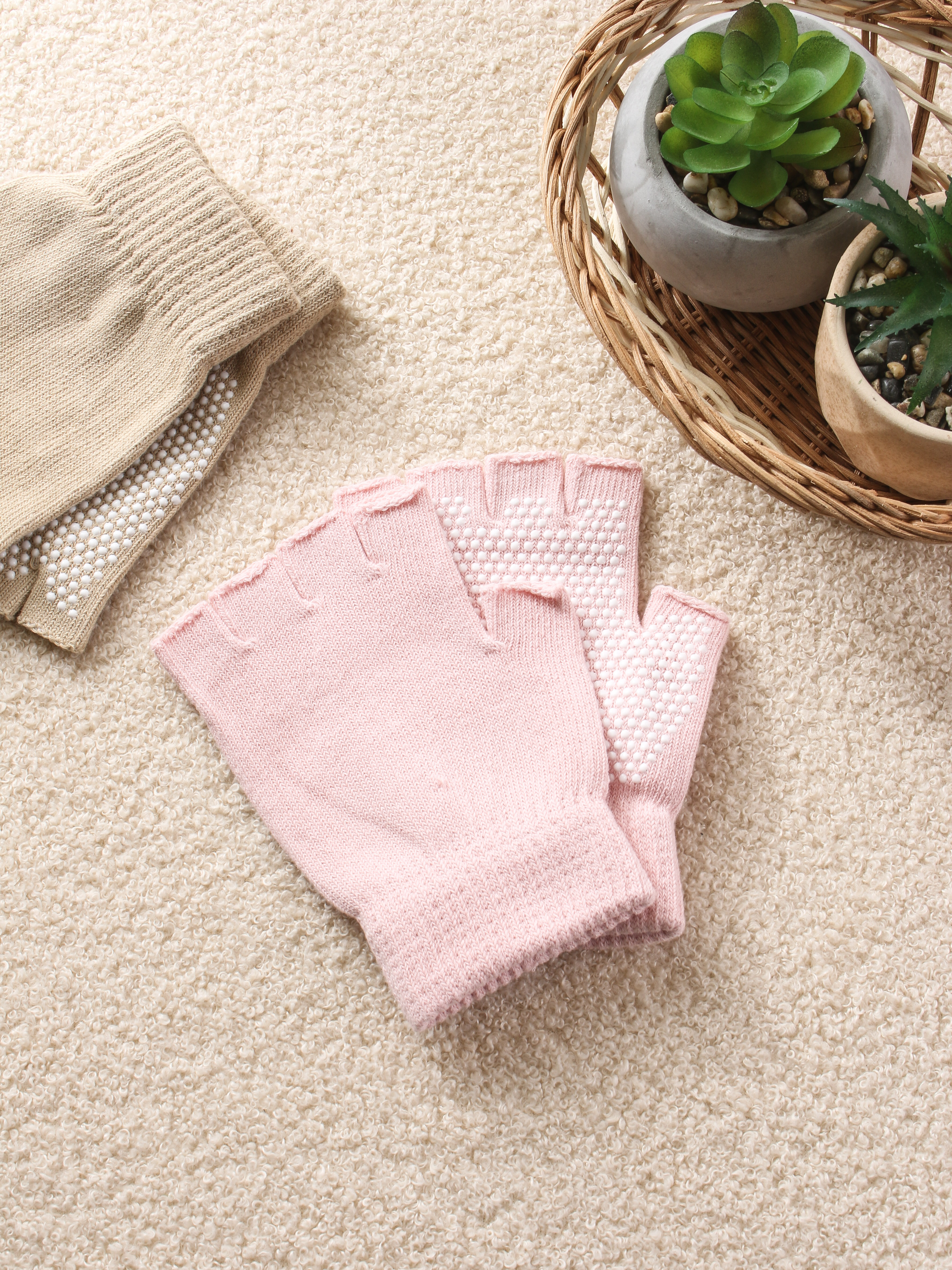 DAISO Non-slip cotton yoga gloves