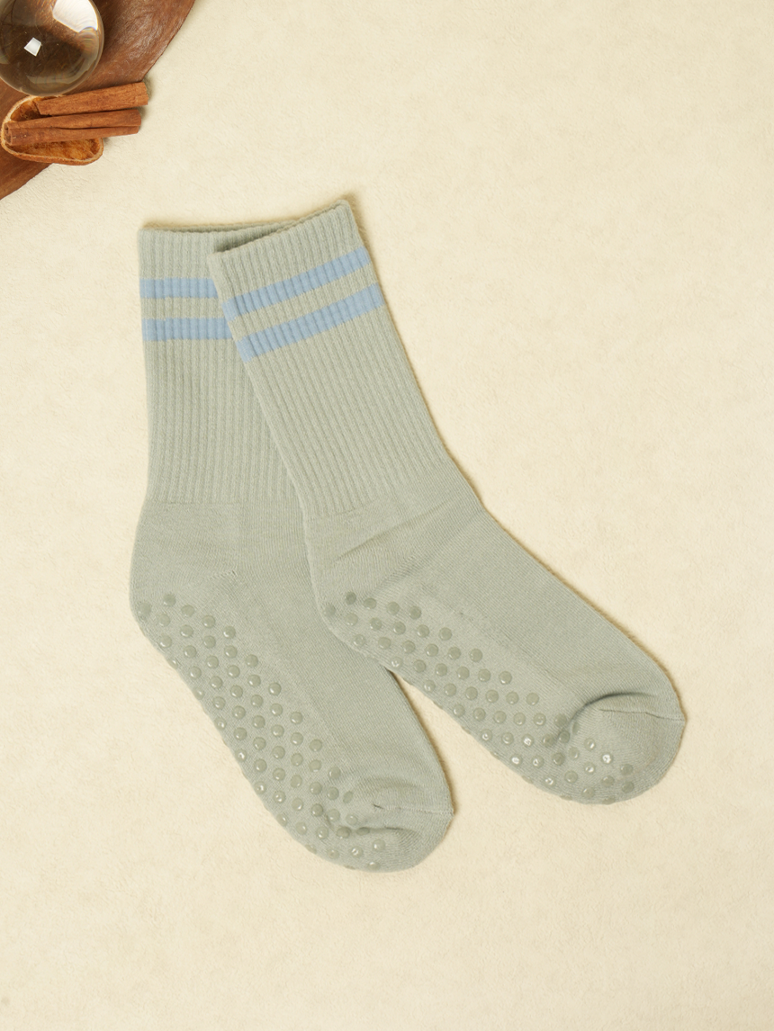 DAISO Non-slip Yoga Mid-Calf Socks (B)