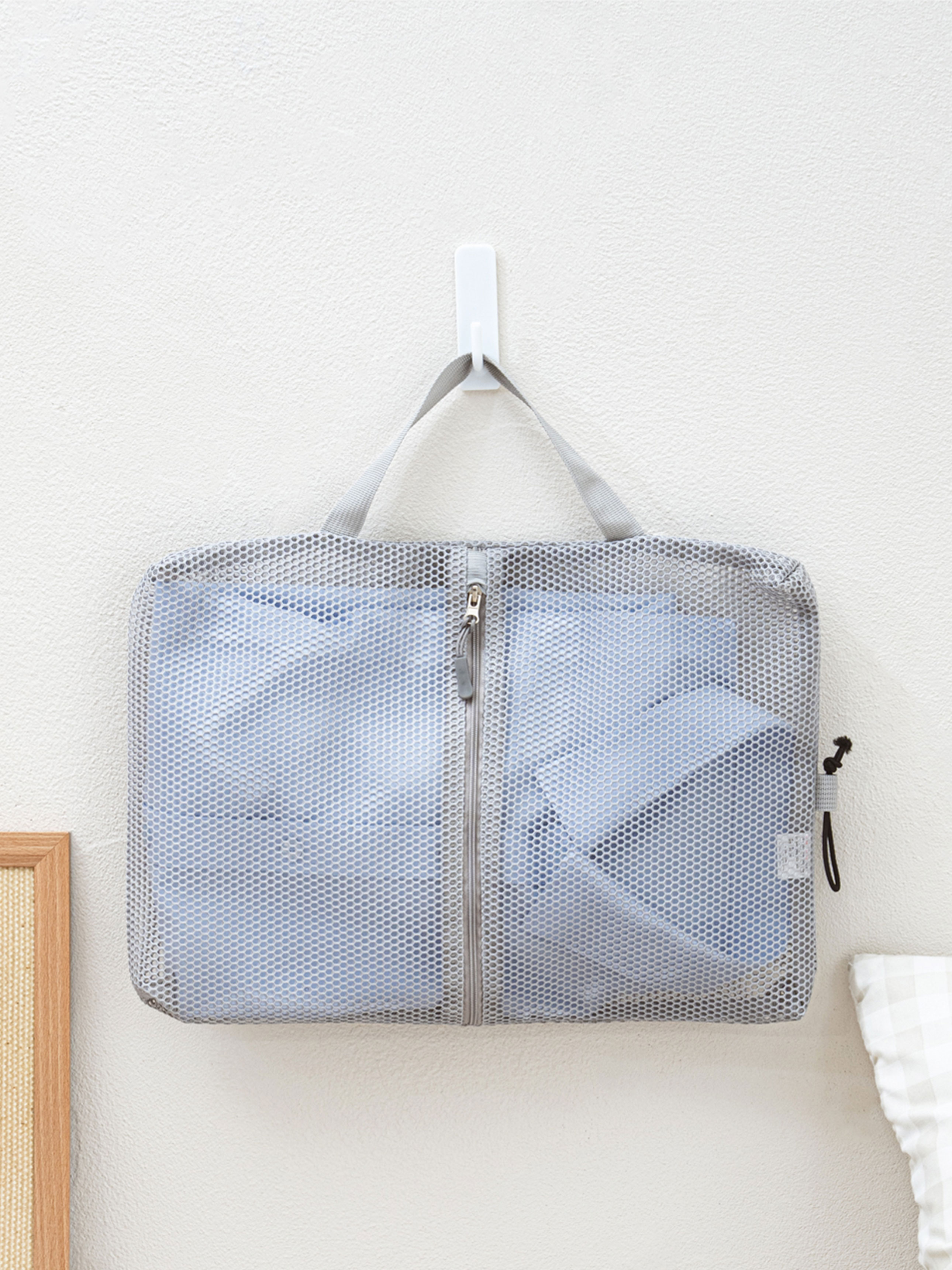 DAISO Travel Strap Mesh Pouch (L) Gray