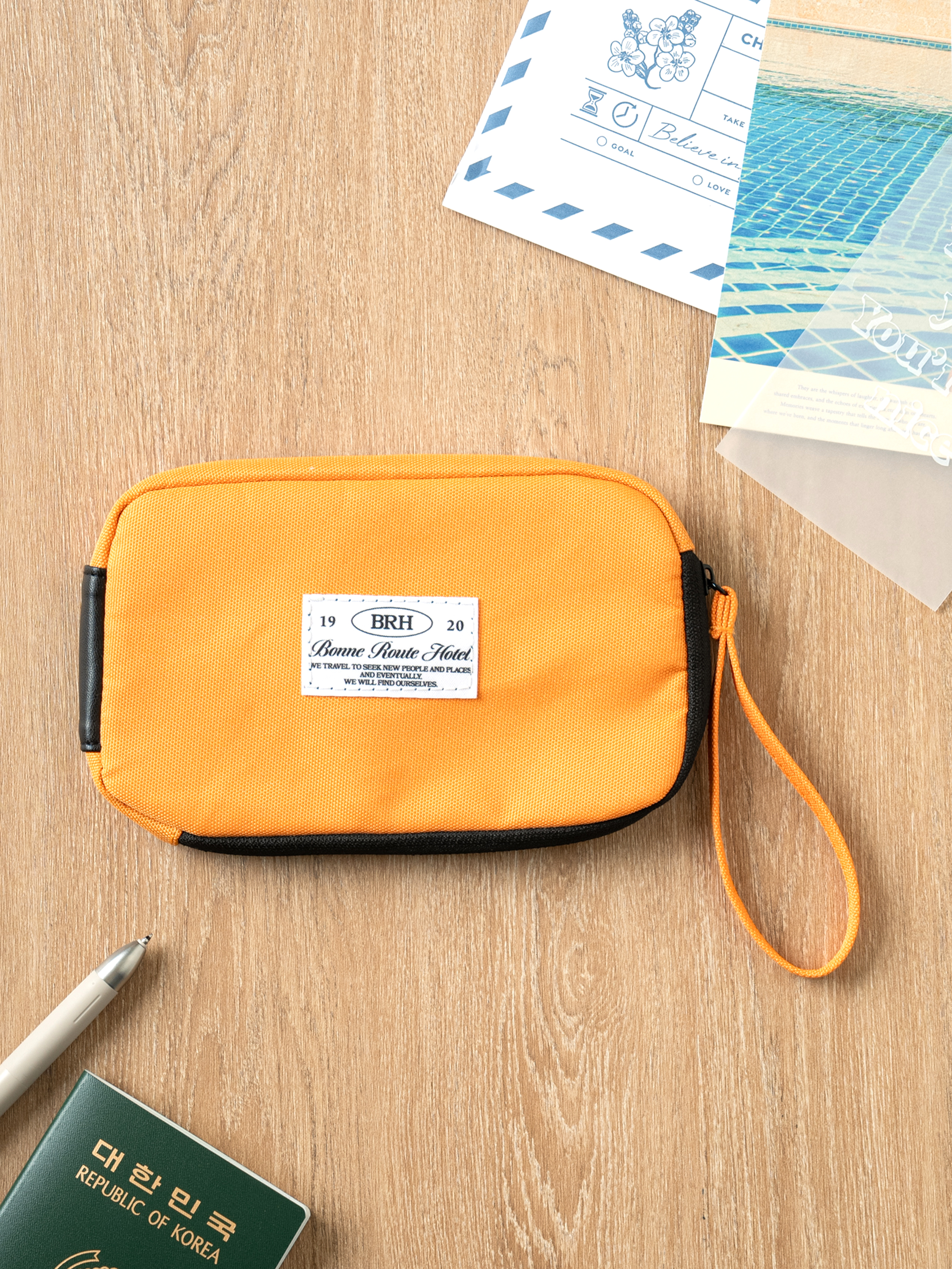 DAISO Travel_Semi-open wallet and pouch (Yellow)