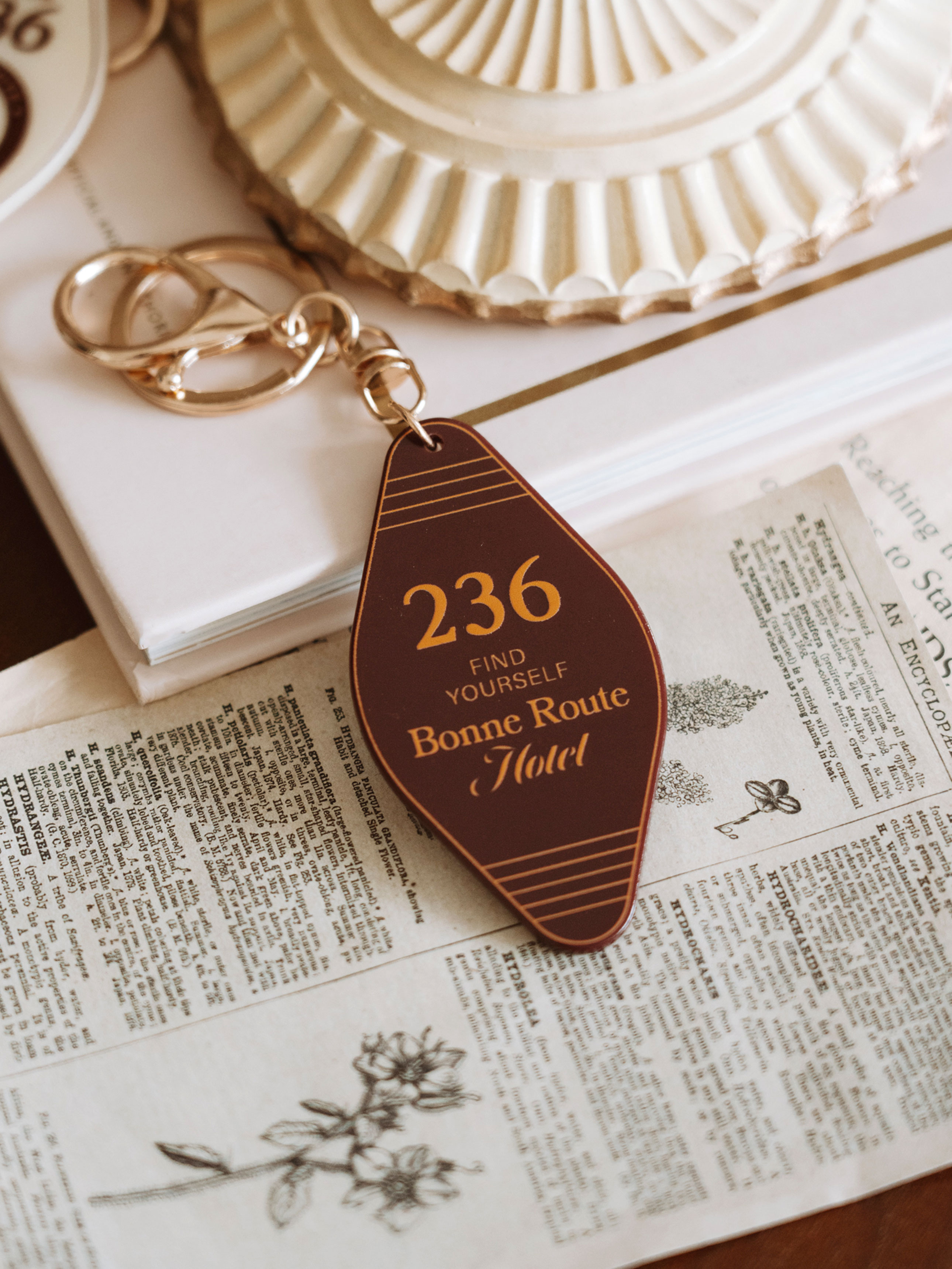 DAISO Travel_Rhombus Keyring Brown