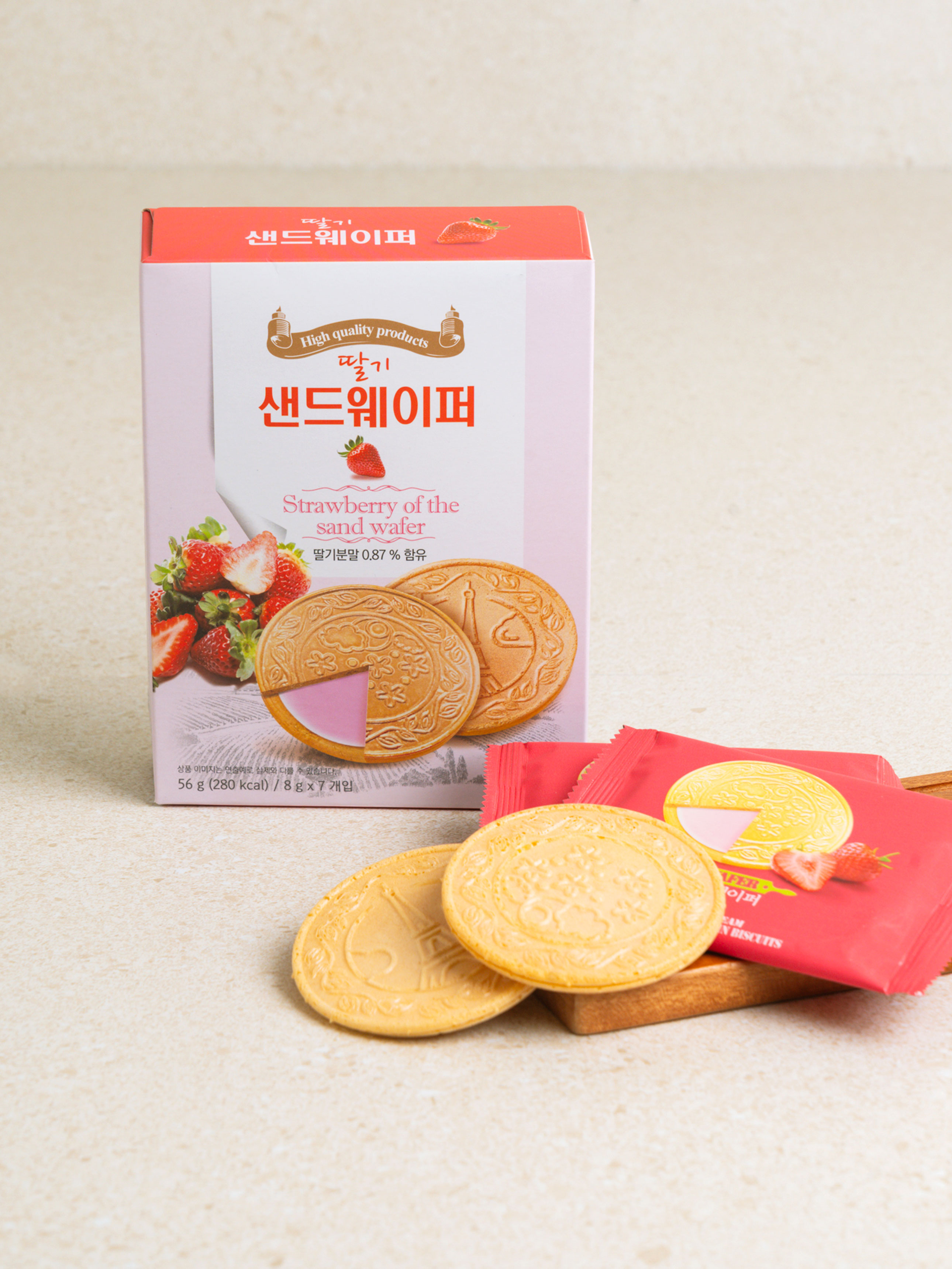 DAISO Strawberry Sandwich Wafer (56g)