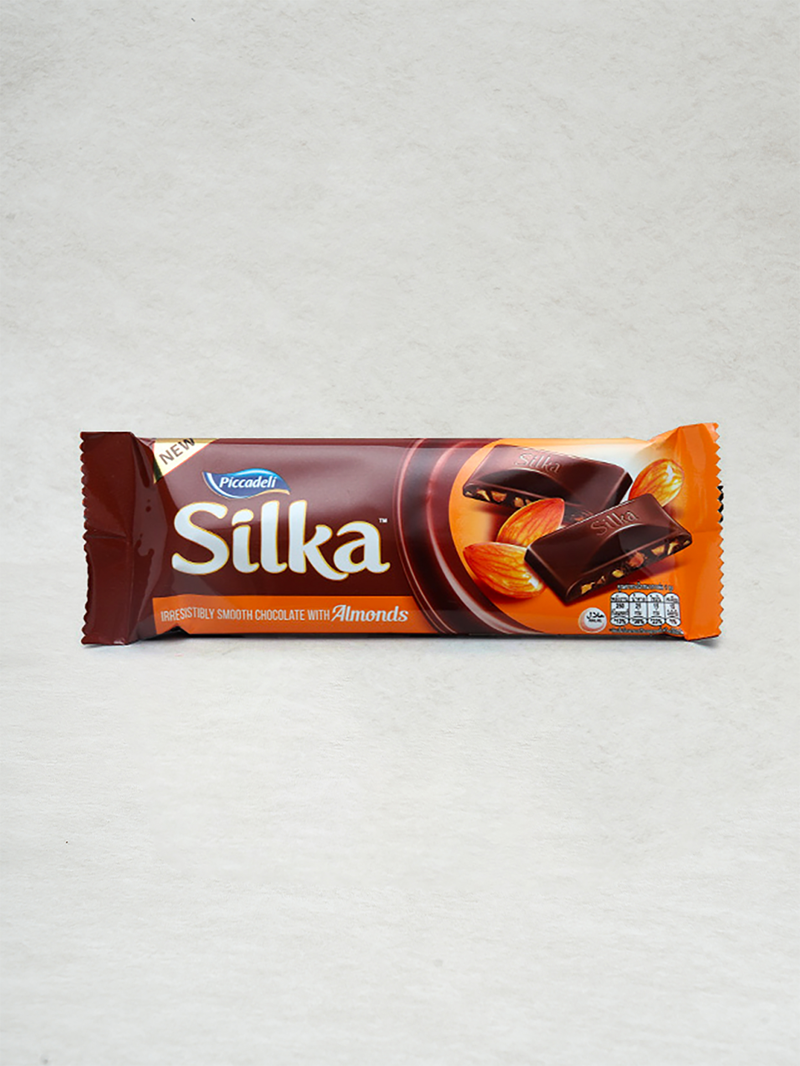 DAISO Silk Chocolate with Almond (38g)