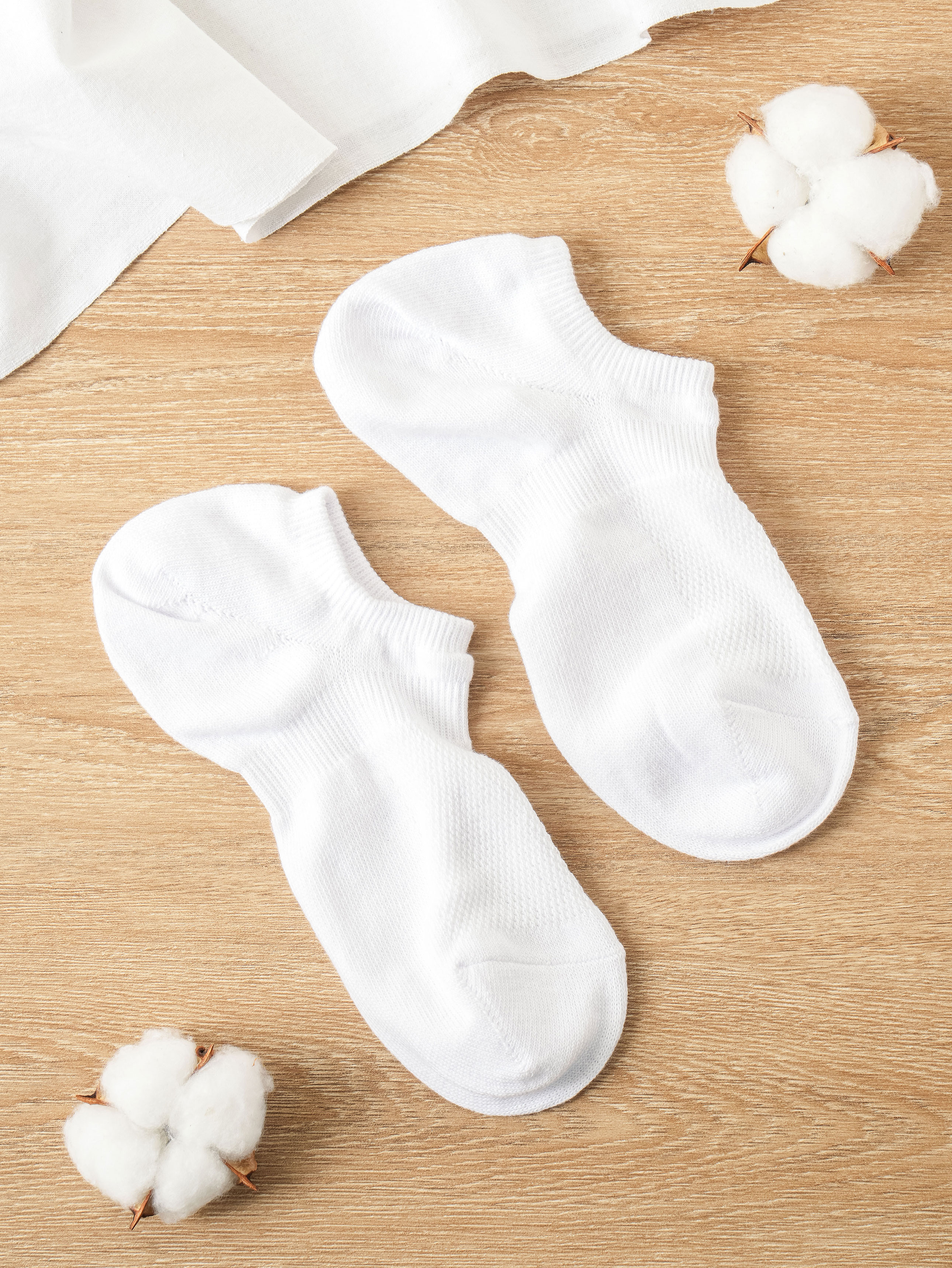 DAISO Men's 90 Degree Right Angle Socks (White)