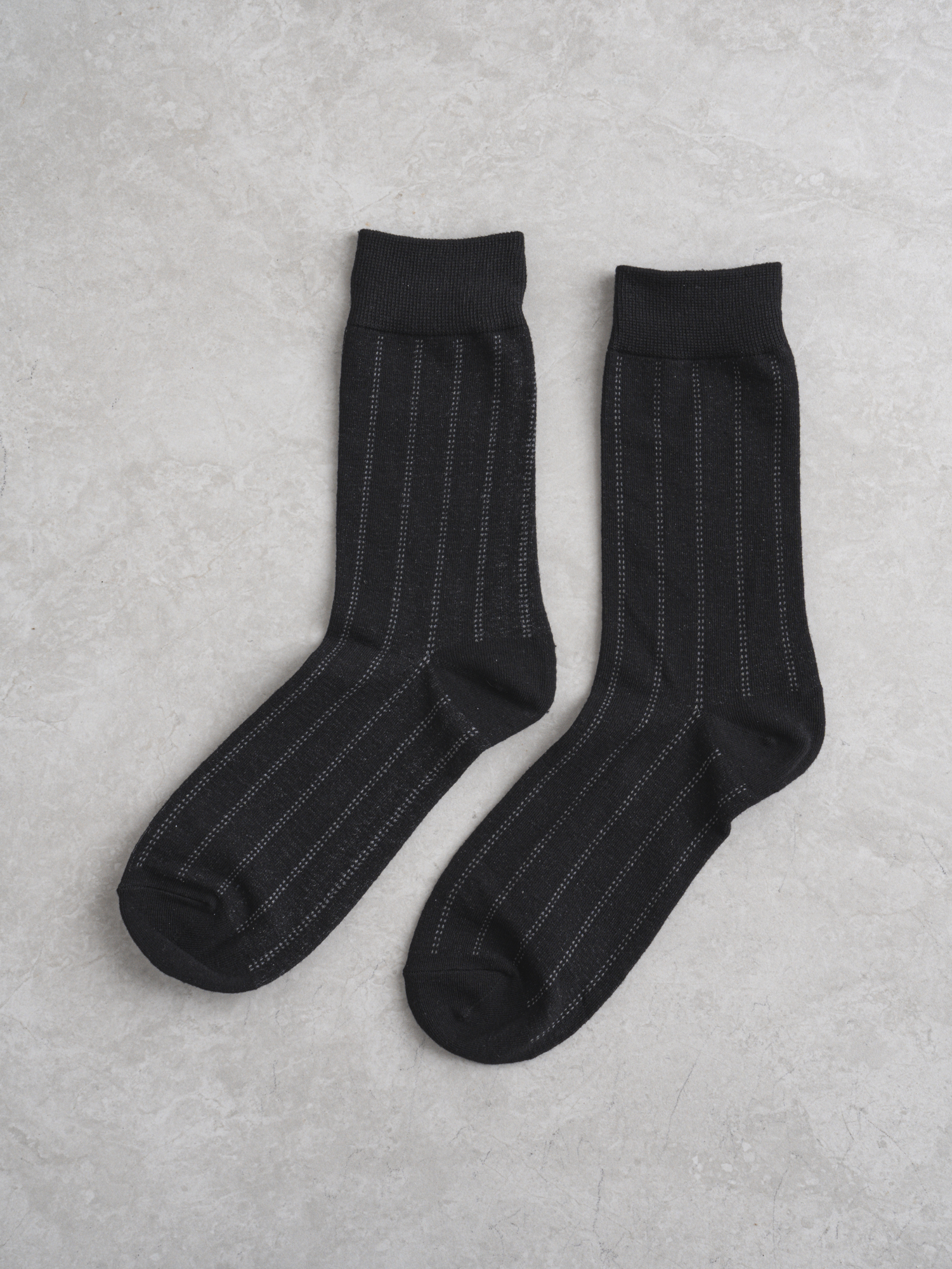 DAISO Gentleman's vertical pattern suit socks (Black)