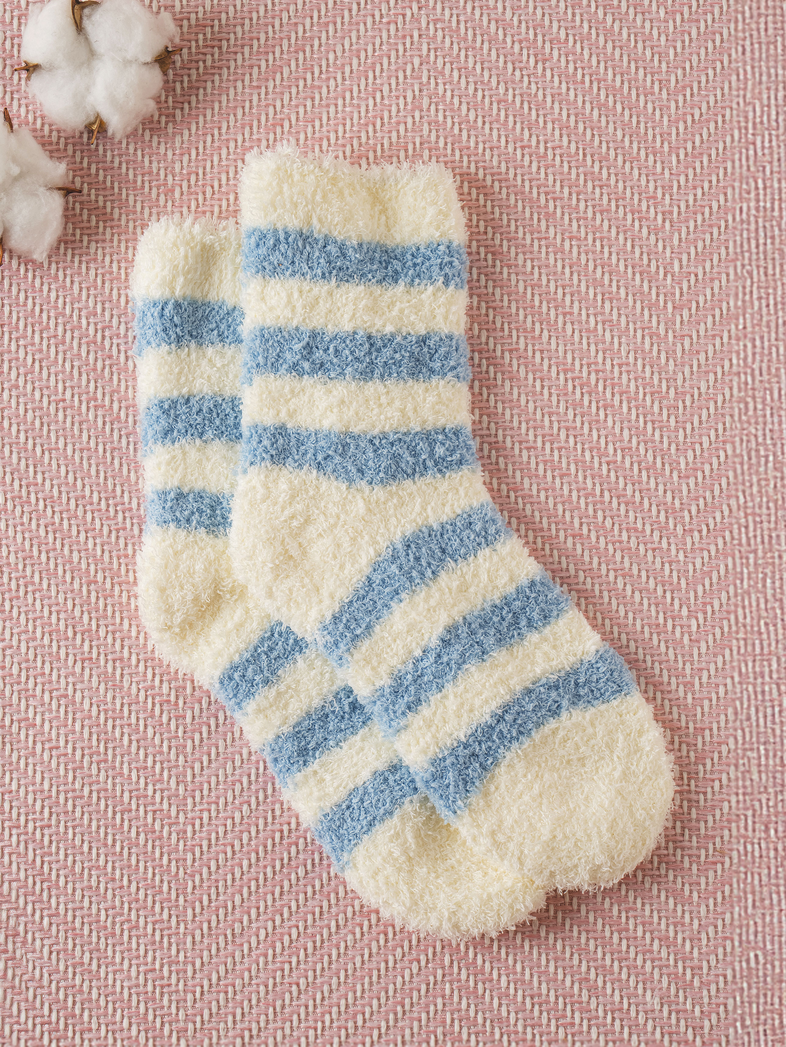 DAISO Women's Striped Sleep Socks (Cream/Blue)