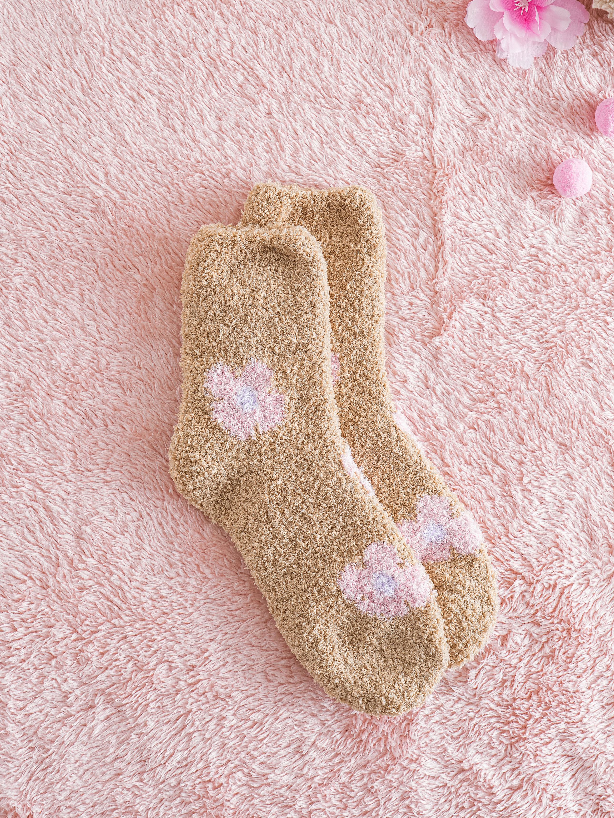 DAISO Women's Floral Pattern Sleep Socks (Beige)