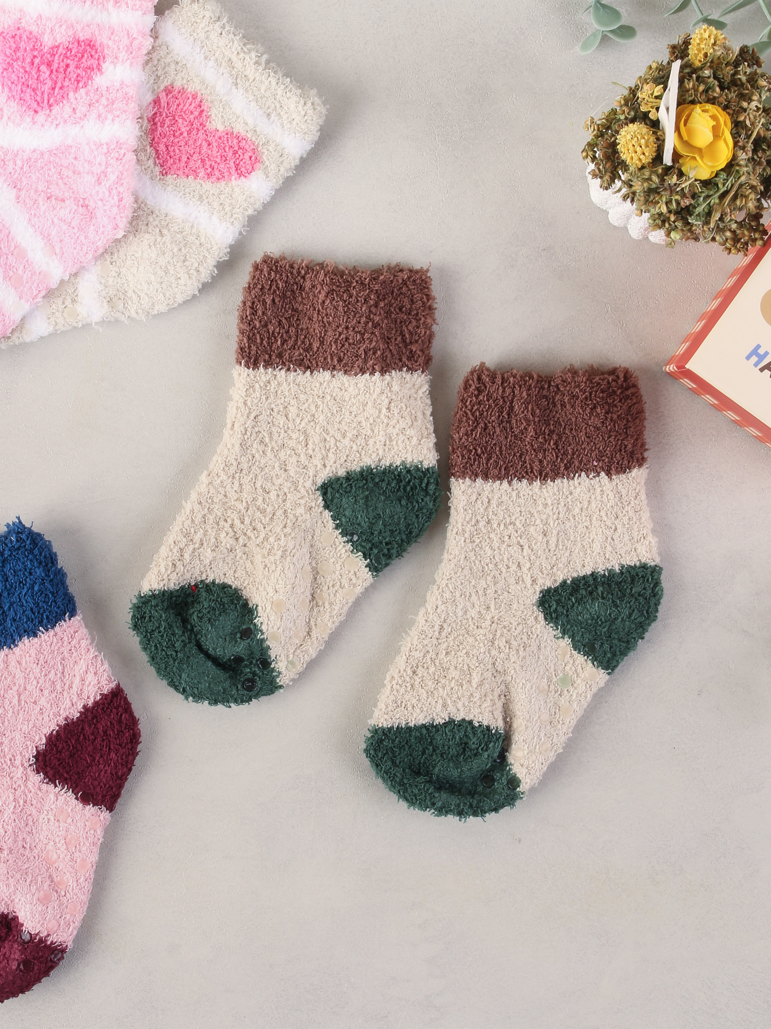 DAISO Children's sleep socks (ages 4-6)