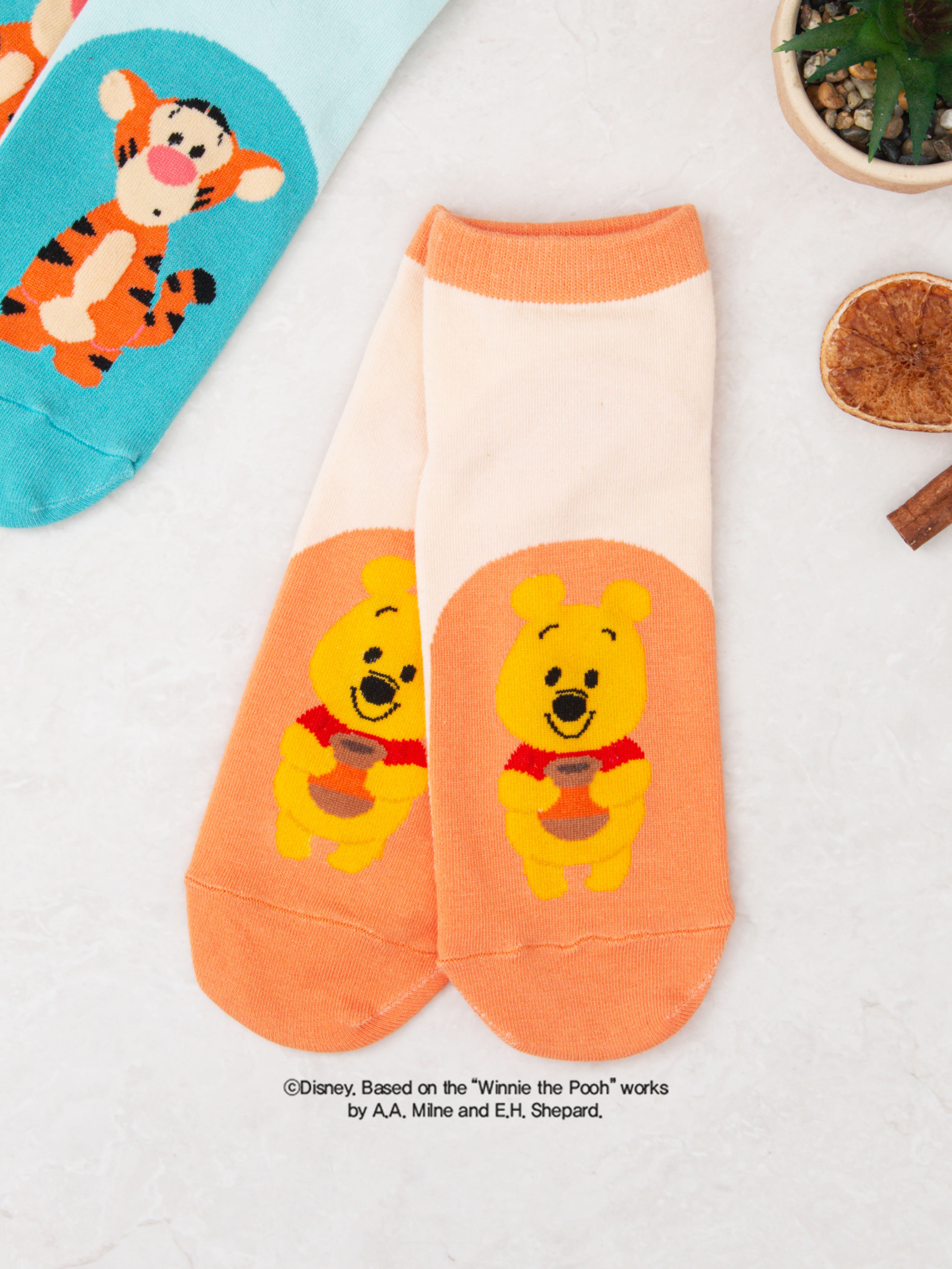 DAISO Disney Winnie the Pooh Sketch Children's Sneakers Socks (7-9 years old)