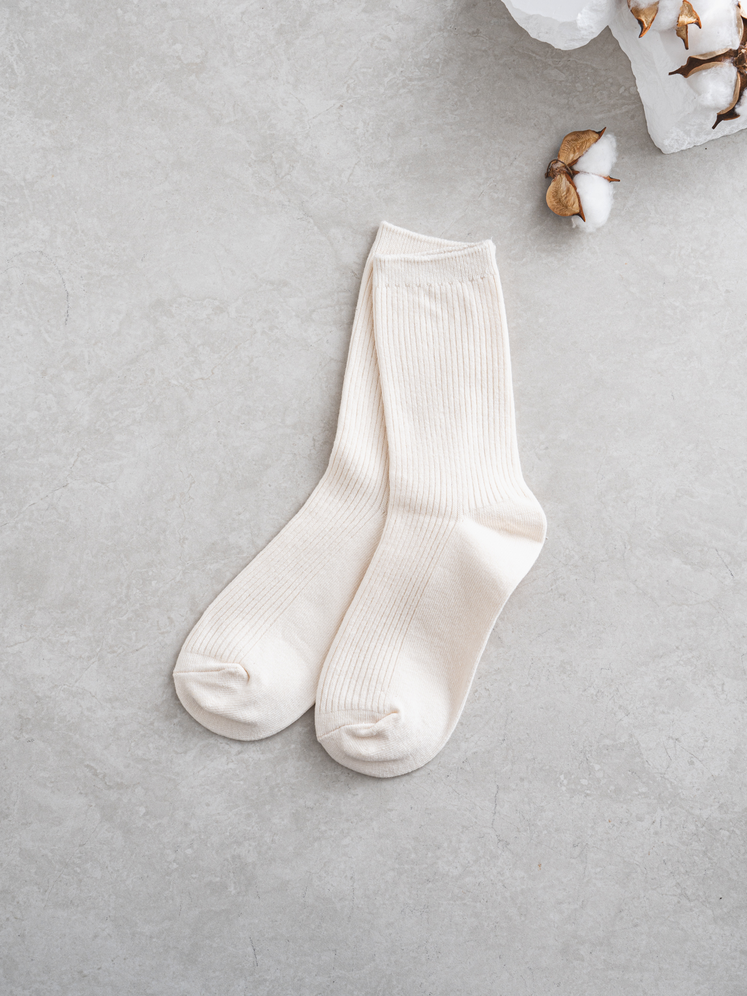 DAISO Women's Corrugated Long Socks (Ivory)