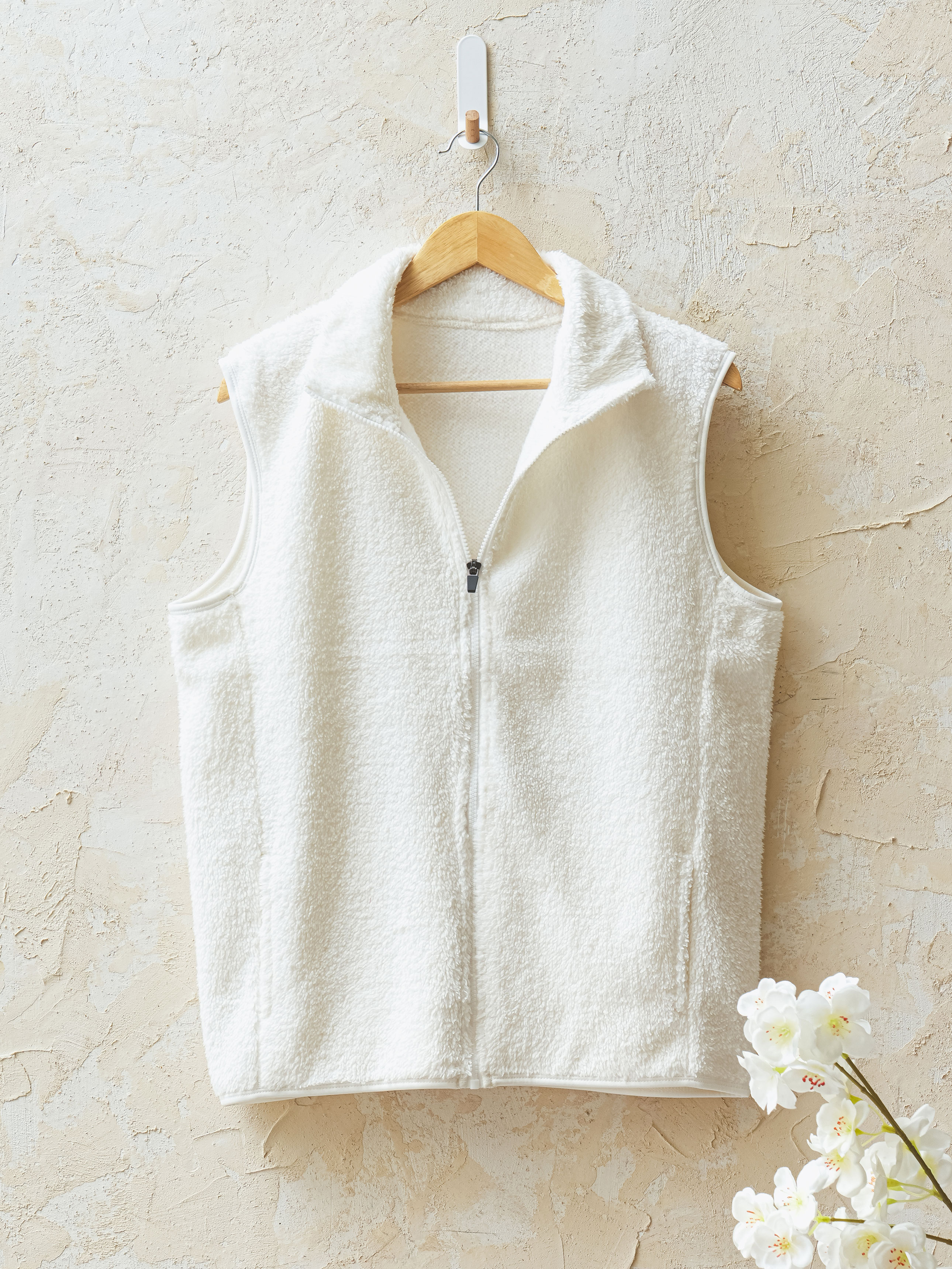 DAISO Fluffy Vest Fleece Zip up (L/White)