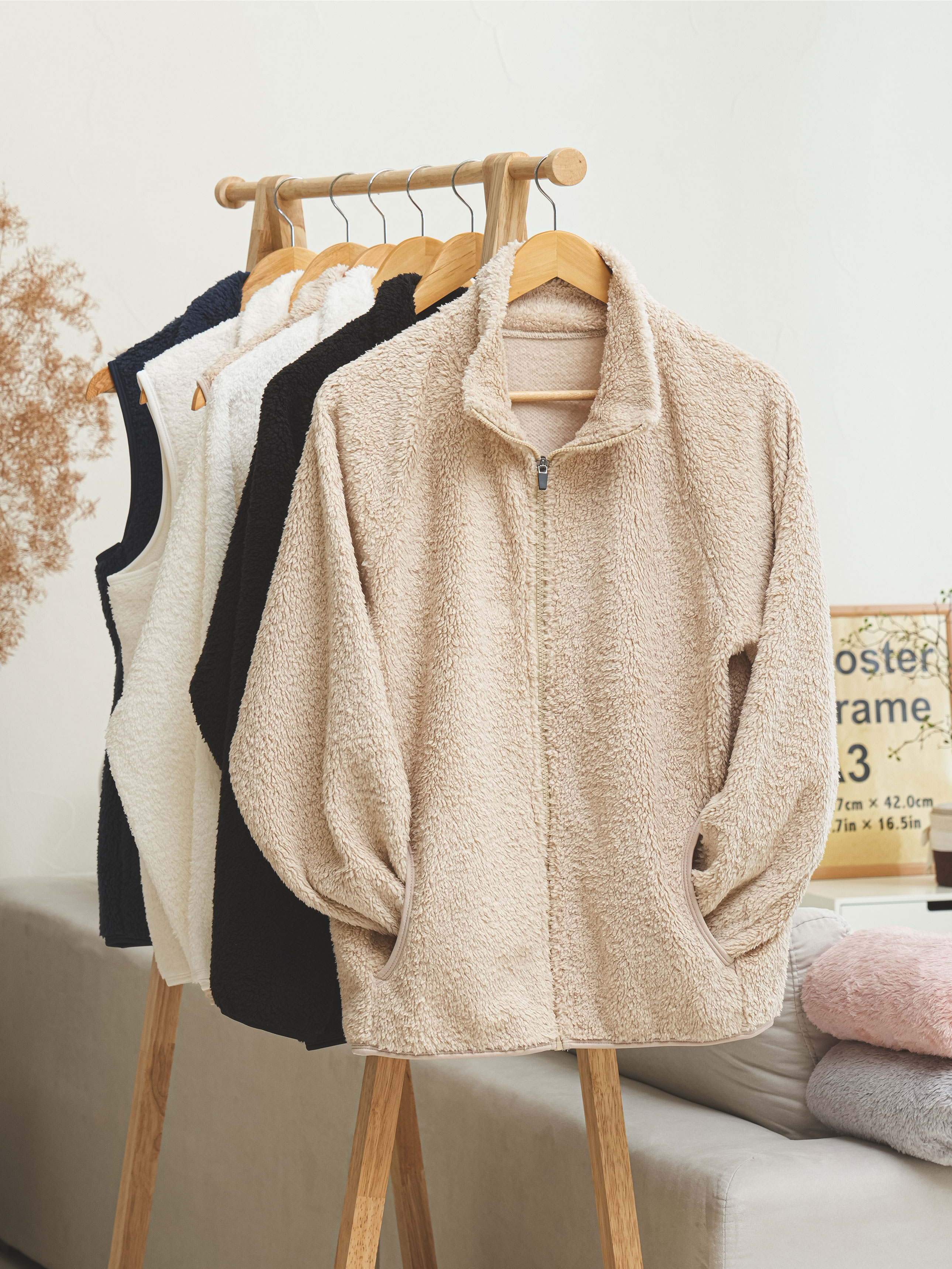 DAISO Fluffy long sleeve fleece zip up (M/Beige)