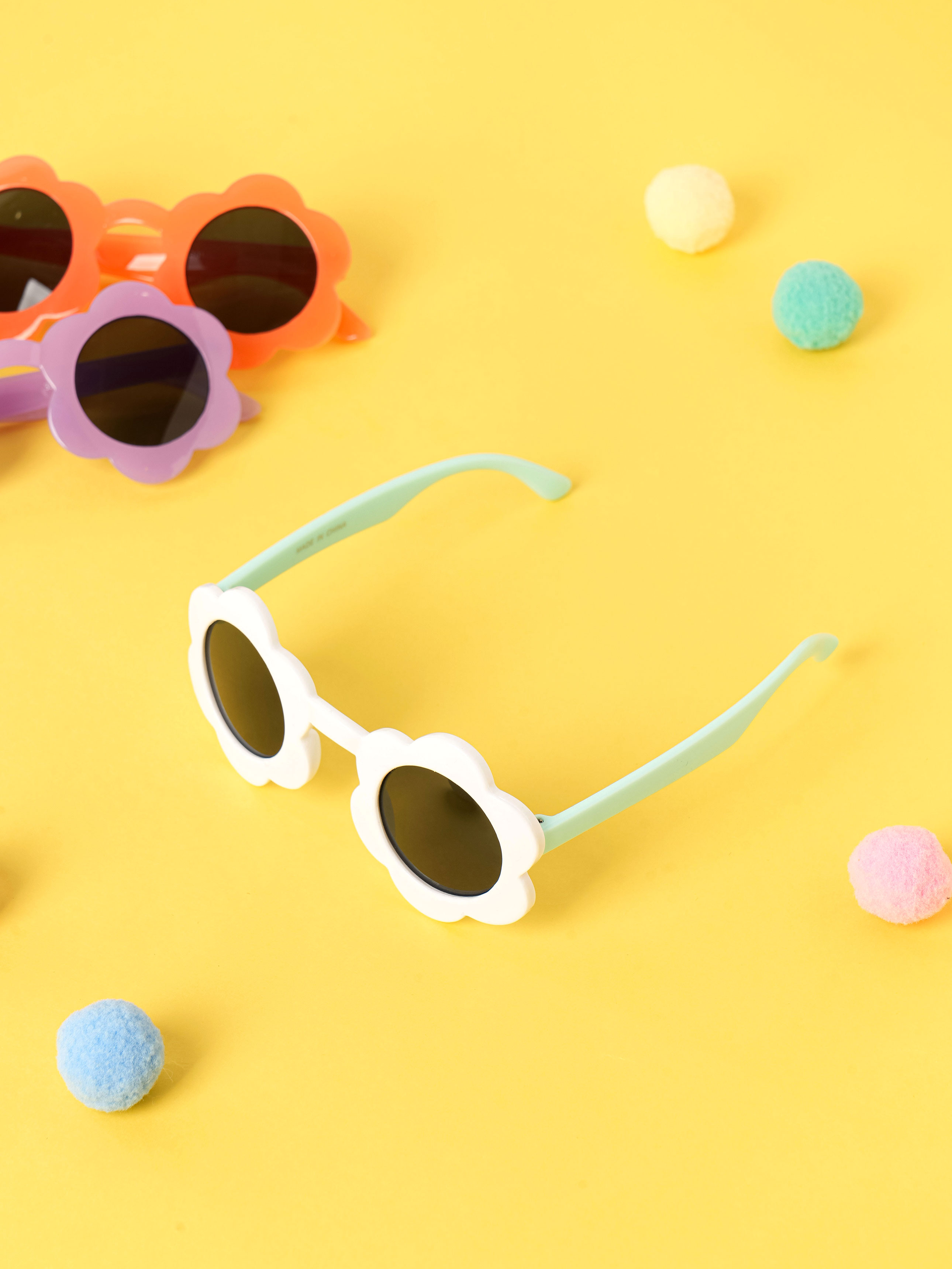 DAISO Children's flower sunglasses