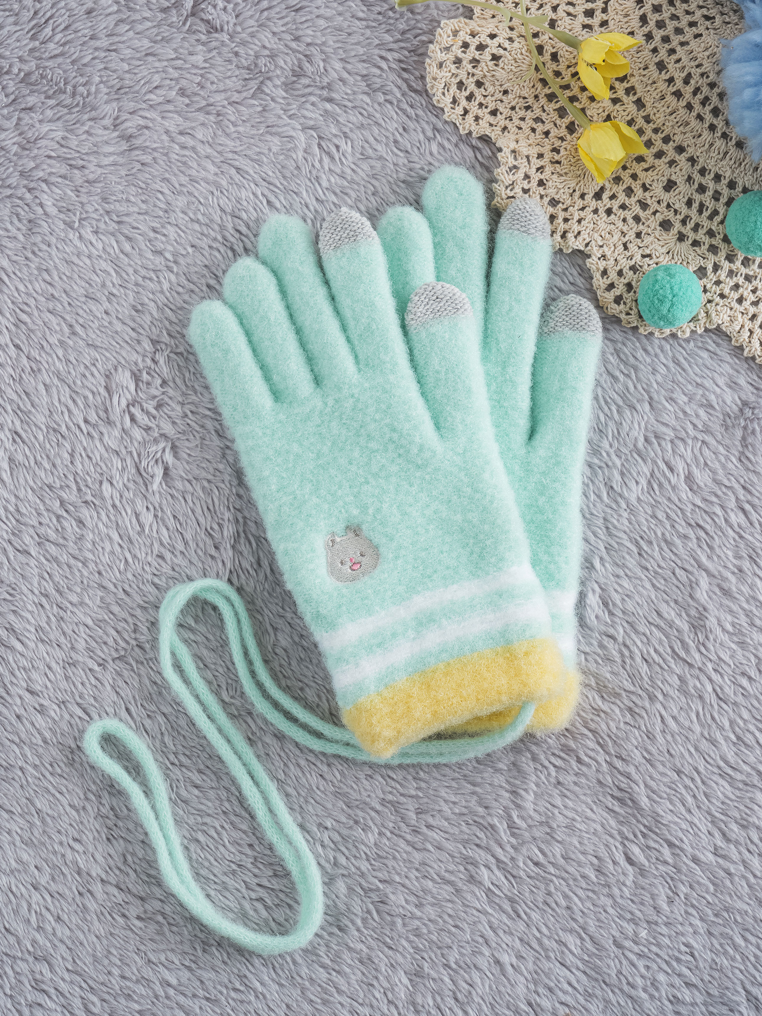 DAISO Winter Together_Children Embroidered Key Point Gloves (Mint)