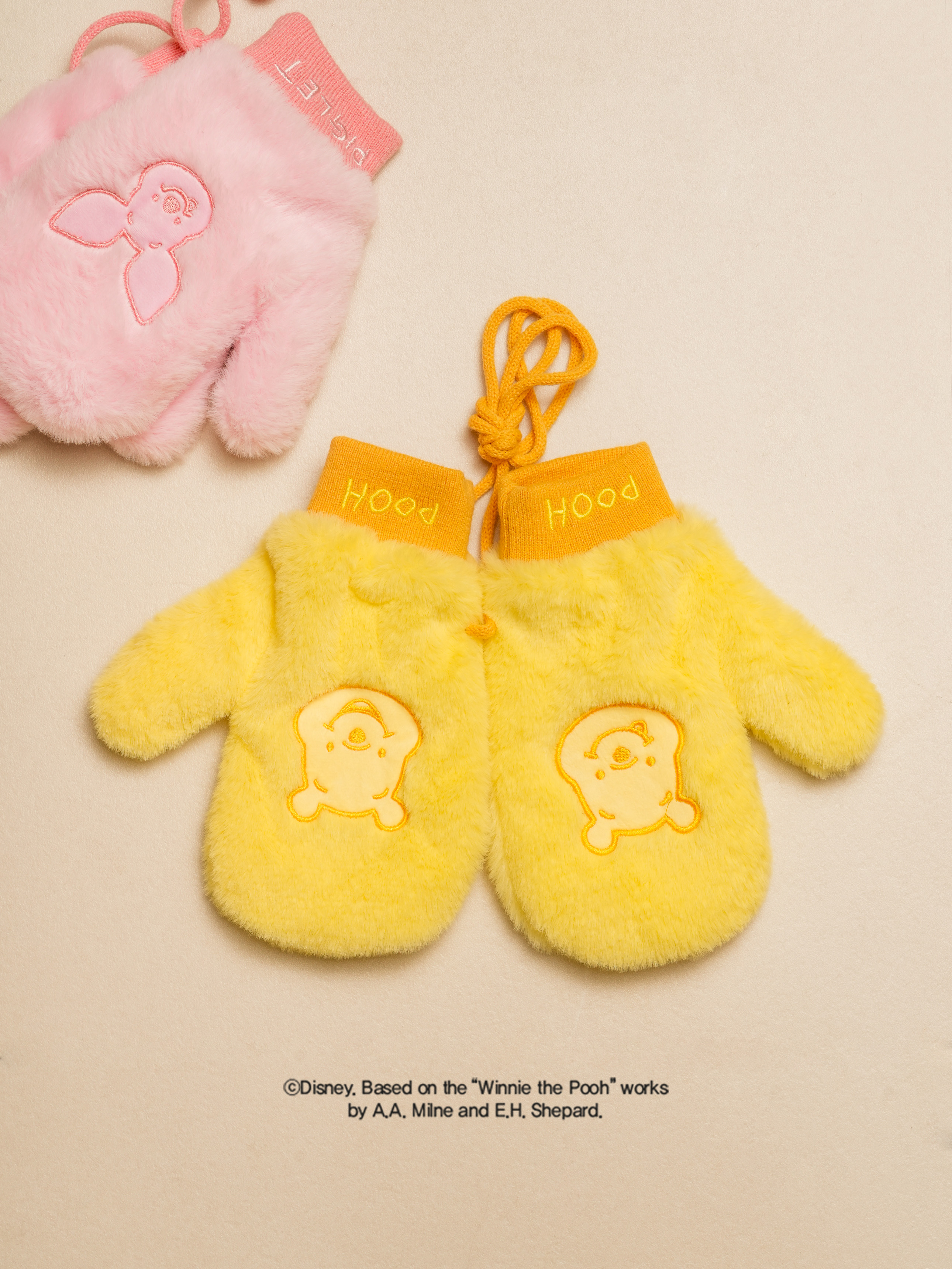 DAISO Disney_Winnie the Pooh_Soft Hand Gloves