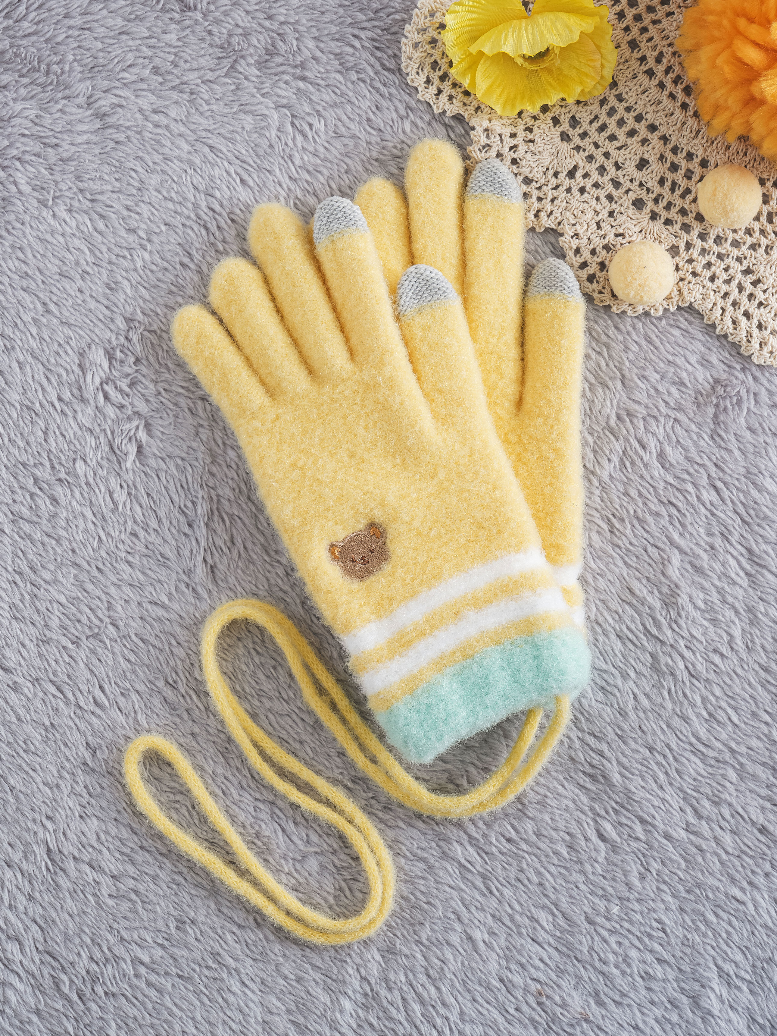 DAISO Winter Together_Children Embroidered Key Point Gloves (Yellow)