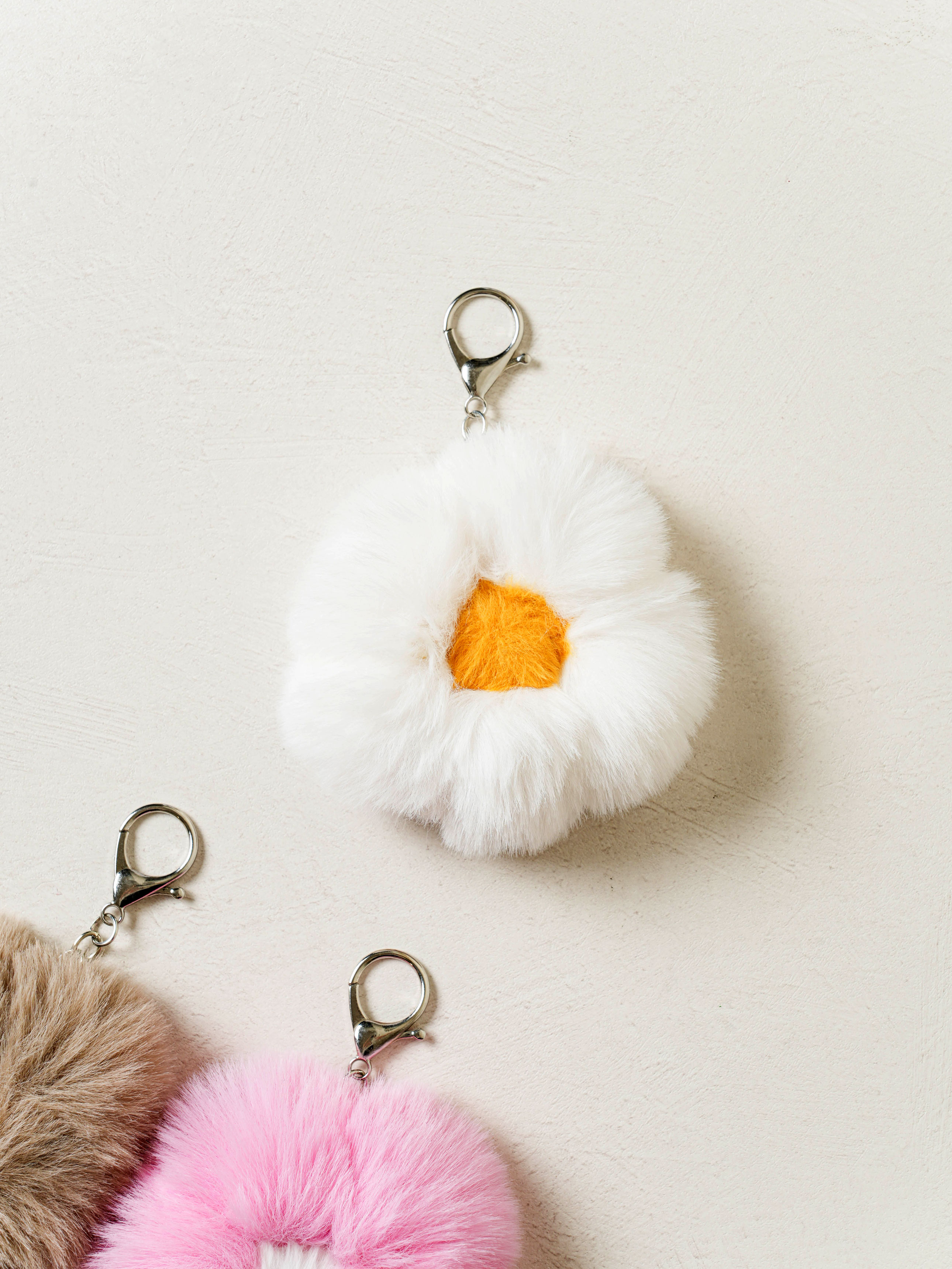 DAISO Fluffy flower keyring