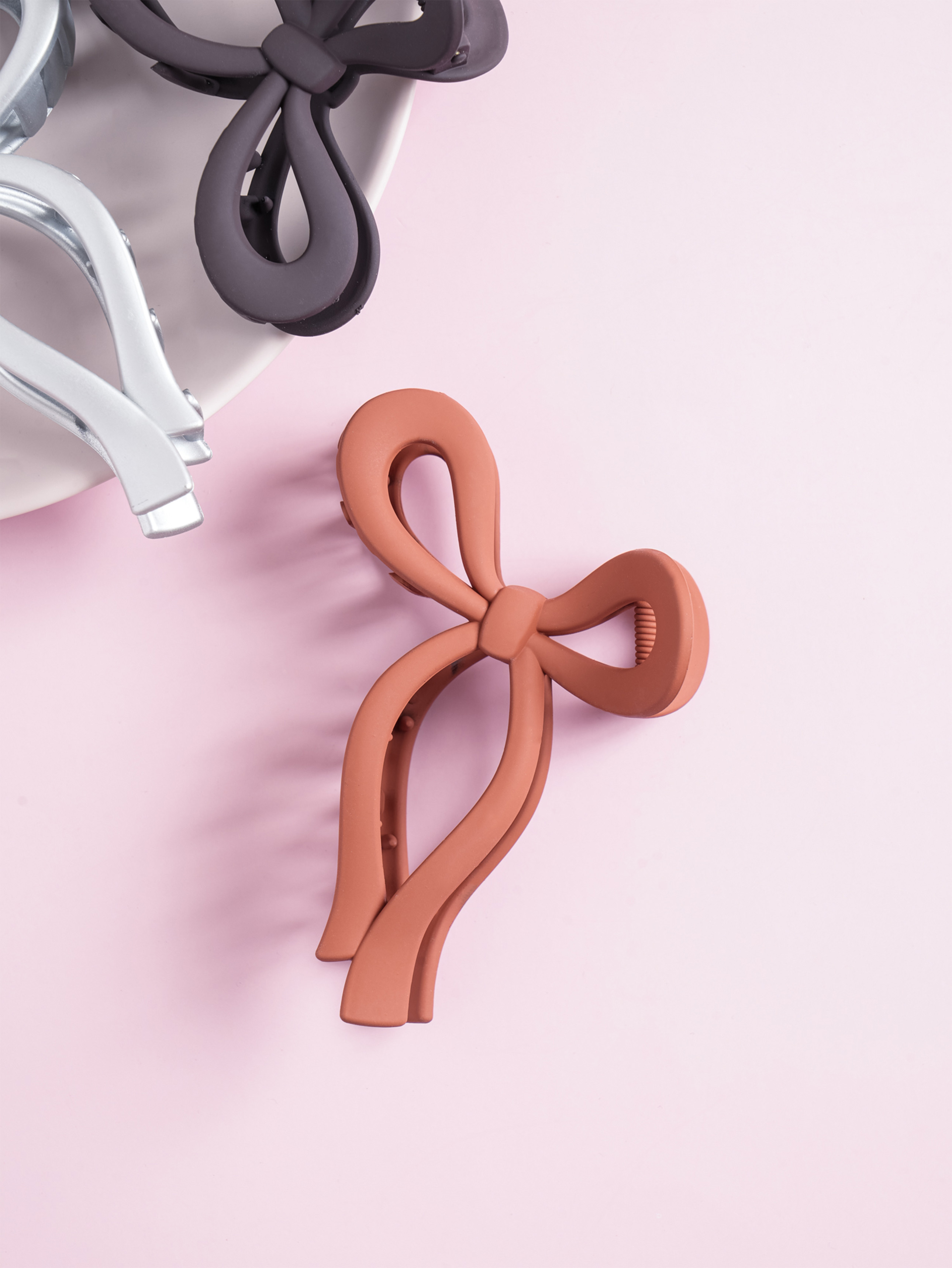 DAISO Balletcore_Ribbon Shape Matte Clip Pin